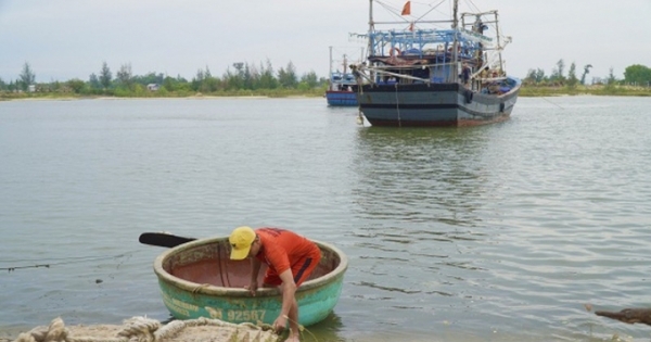 Quảng Trị cấm tàu thuyền ra khơi, cho học sinh nghỉ học để ứng phó bão