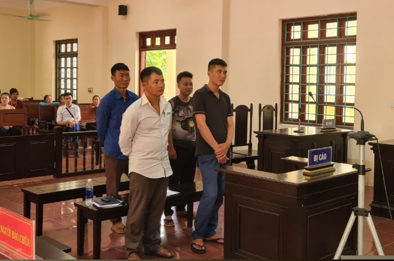 Các bị cáo tại phiên toà phúc thẩm vụ án đánh bạc. 