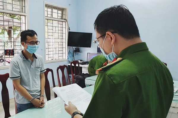 C. (trái) bị cơ quan chức năng khởi tố về hành vi “Lạm dụng tín nhiệm chiếm đoạt tài sản”. (Ảnh: CTTĐN).