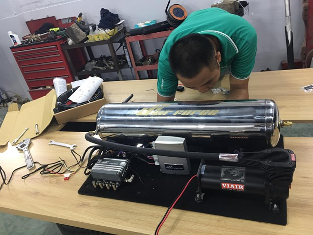 Hệ thống điều khiển treo khí nén khá lớn được đặt sau cốp xe.