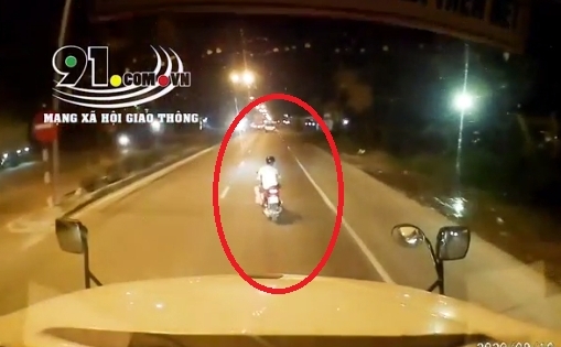 Video: "Nóng mắt" cảnh nam thanh niên đi xe máy đánh võng, đùa giỡn "tử thần"