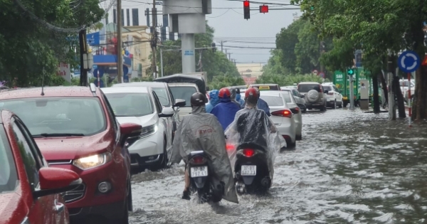 Mưa xối xả, nhiều tuyến phố TP Vinh thành sông