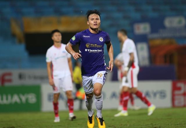 Quang Hải ăn mừng sau khi ghi bàn