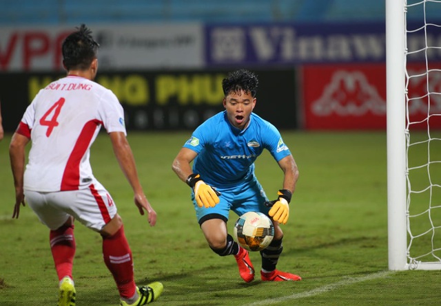 Pha bắt bóng của thủ thành Nguyên Mạnh