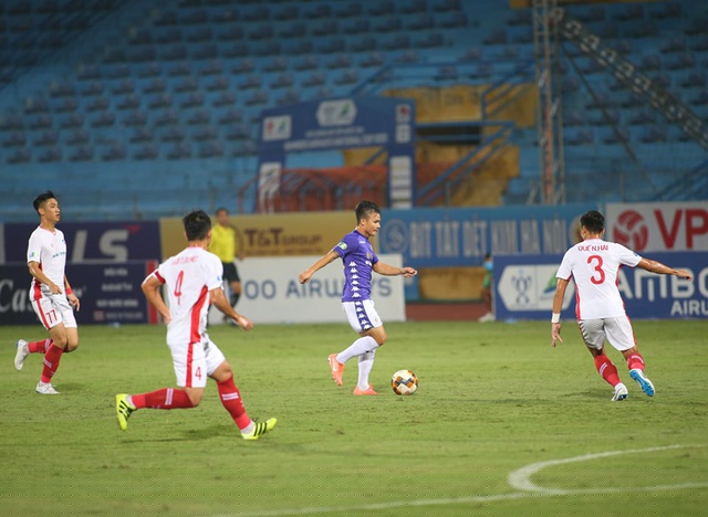 Quang Hải trong vòng vây của các cầu thủ Viettel