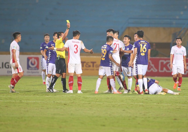 Quế Ngọc Hải nhận thẻ vàng đầu tiên của trận đấu