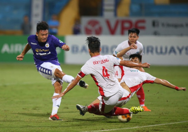 Thành Chung dứt điểm không thành công khi Tấn Tài trao cho anh cơ hội ở trung tâm vòng cấm địa