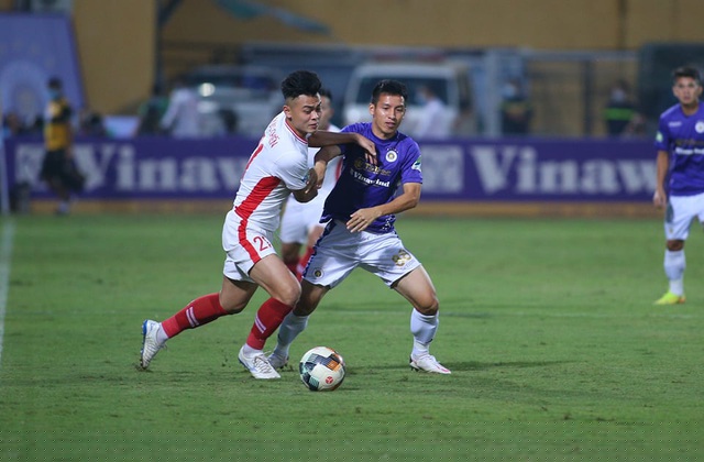 Đức Chiến (trái) tranh bóng với Hùng Dũng (phải)