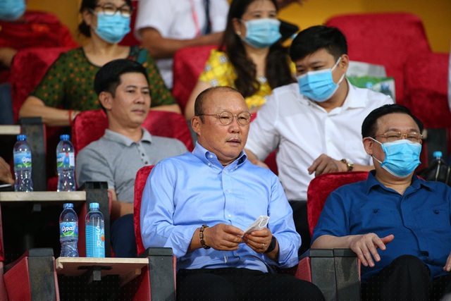 HLV Park Hang Seo có mặt ở sân Hàng Đẫy để theo dõi trận chung kết cúp Quốc gia