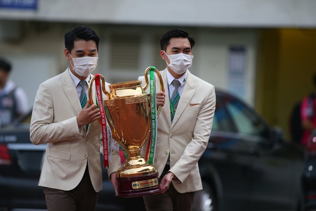 Cúp quốc gia được mang ra sân Hàng Đẫy chờ đón nhà vô địch 2020