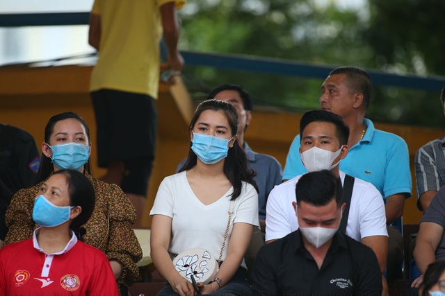 Vợ cầu thủ Quế Ngọc Hải (giữa) đến cổ vũ chồng và đội Viettel