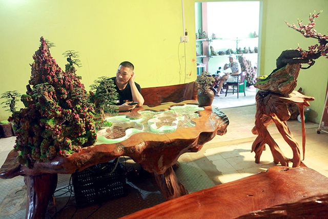 Tác phẩm “Bàn đá quý ruby lớn nhất Việt Nam” được hoàn thành sau gần 3 tháng với sự nỗ lực của năm người – họ là những người đam mê đá quý vùng đất Lục Yên (Yên Bái)