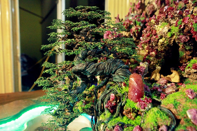 Những  “cây cảnh cổ thụ” bằng đồng có kích thước khác nhau gắn trên hoàn non bộ tạo nên khung cảnh nên thơ