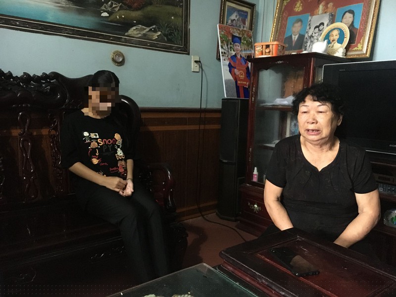 Bà Vũ Thị Cẩm - bà ngoại cháu Đ.M.A kể về sự việc cháu bị cưỡng hiếp nhiều lần.