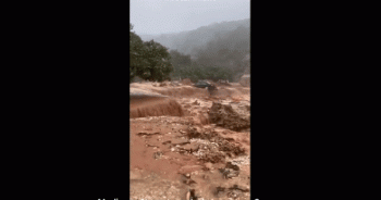 Toàn bộ bãi biển trên đảo bị bão lớn cuốn trôi