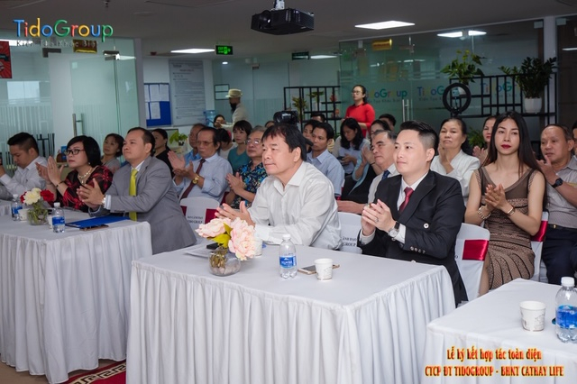 Tham dự  buổi lễ ký kết quan trọng Tido Group – Cathay Life.