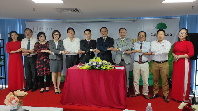 Bắt tay vì sự liên kết phát triển toàn diện của hai công ty và đại biểu tại buổi lễ.