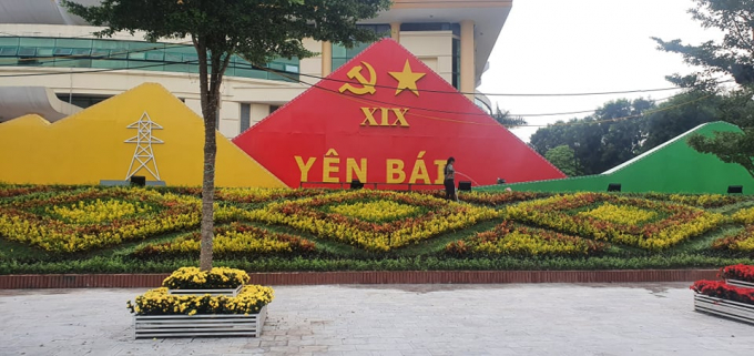 Những thảm hoa tươi được trang trí dựa trên ý tưởng ngọn núi biểu tượng dãy núi Hoàng Liên Sơn và hoa văn thổ cẩm tượng trưng văn hóa các dân tộc vùng Tây Bắc hướng về Đại hội.