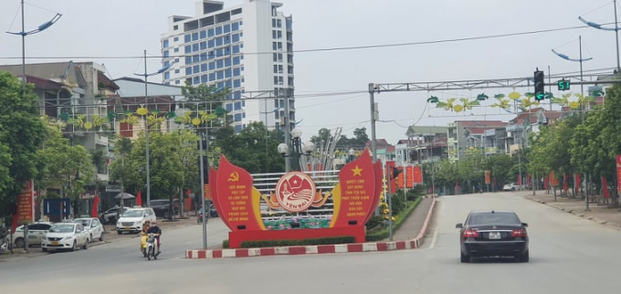 Những tuyến phố đã lát vỉa hè và trang trí cờ phướn dọc các tuyến đường khu trung tâm thành phố Yên Bái.