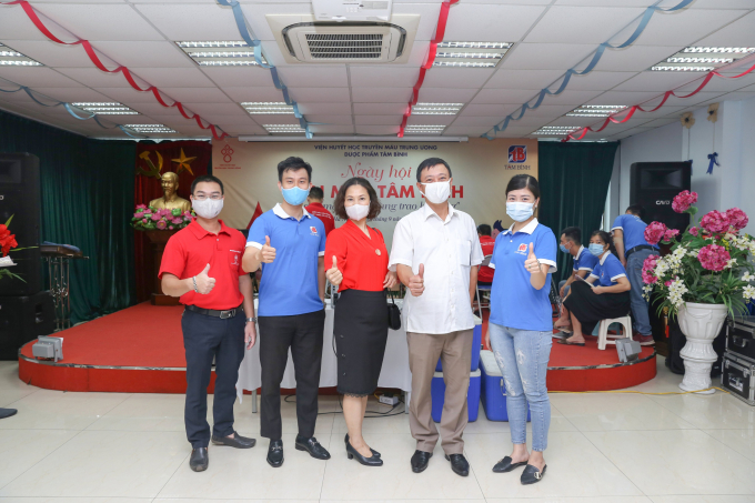 Thạc sỹ Nguyễn Duy Ngọc - Viện Huyết học - Truyền máu Trung ương, Thạc sỹ Nguyễn Minh Hoàng - Trưởng Ban Tổ chức, bà Trần Thị Vân Anh - Chủ tịch Hội Chữ thập đỏ quận Ba Đình, ông Nguyễn Đức Vinh - Phó Chủ tịch LĐLĐ quận Ba Đình, bà Hoàng Phương - Chủ tịch Công đoàn Công ty (từ trái sang phải)