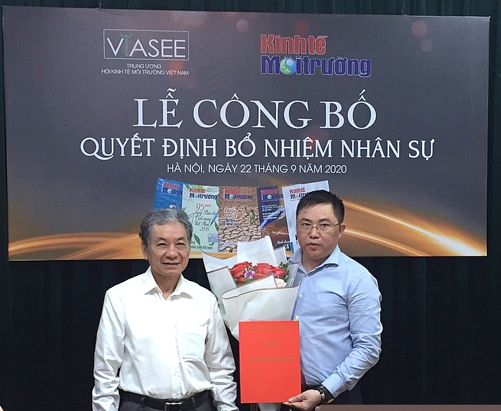PGS.TS Trương Mạnh Tiến - Chủ tịch TƯ Hội trao quyết định và chúc mừng nhà báo Nguyễn Tường Quân nhận nhiệm vụ mới–UVBBT, Tổng Thư ký tòa soạn.
