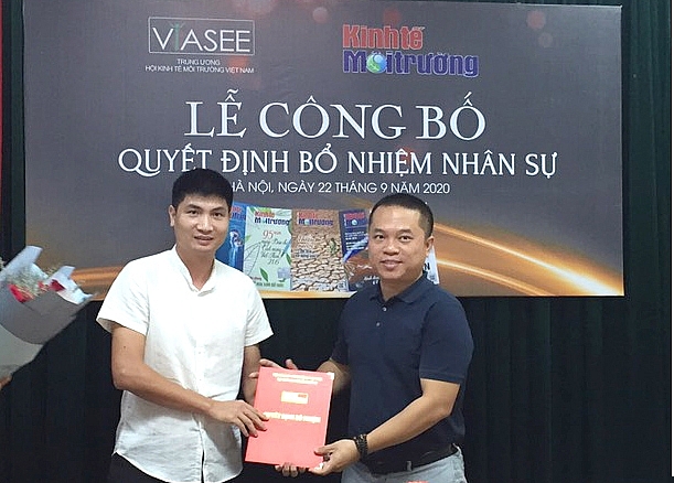 ThS. Nhà báo Phan Chí Hiếu - Phó Chủ tịch TƯ Hội, Phó TBT Thường trực Tạp chí Kinh tế Môi trường trao quyết định bổ nhiệm nhà báo Nguyễn Văn Chương-UVBBT, Phó TTK tòa soạn.