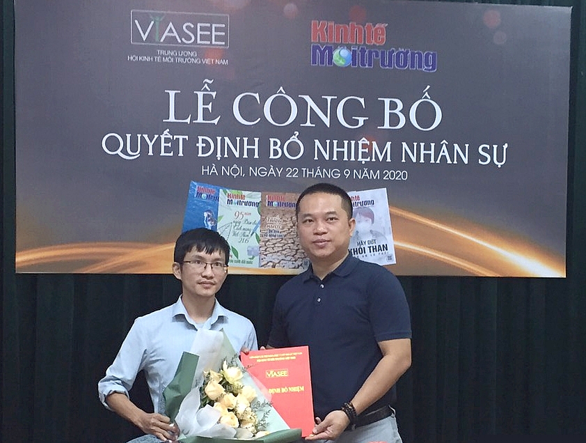 ThS. Nhà báo Phan Chí Hiếu - Phó Chủ tịch TƯ Hội, Phó TBT Thường trực Tạp chí Kinh tế Môi trường trao quyết định bổ nhiệm ông Cao Tiến Việt đảm nhận vị trí Trưởng phòng SEO.