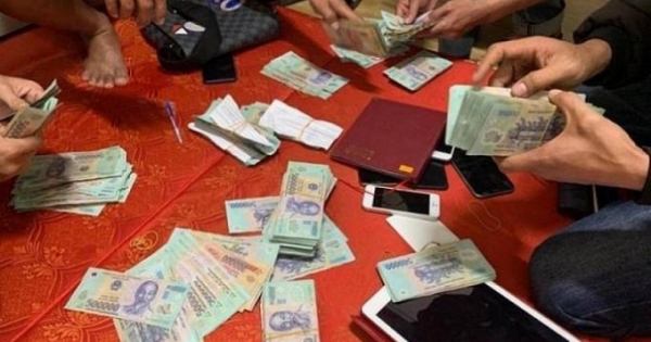 Cách chức Chủ tịch xã bị bắt quả tang đang đánh bạc