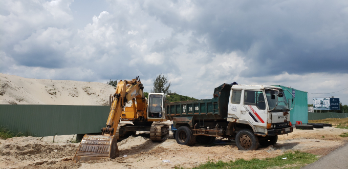 Bãi tập kết cát của Công ty Việt Khôi Hưng tại xã Láng Hàng, huyện Xuyên Mộc tỉnh BR – VT.