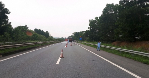 Bị rơi khỏi cabin trên đường cao tốc, một người bị xe cán tử vong tại chỗ