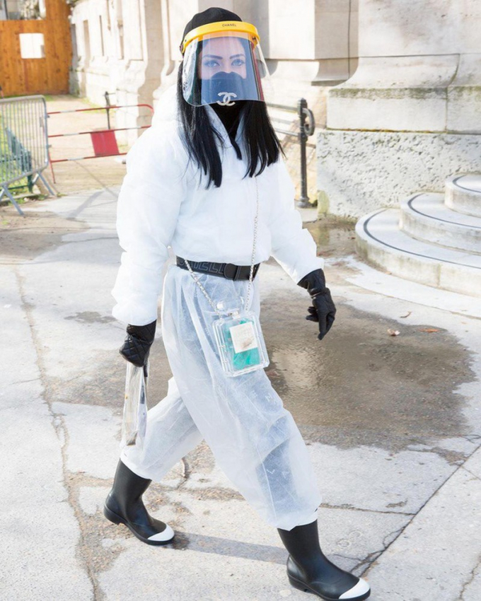 trang_phuc_chong_dich_cua_hang_chanel_vgcm