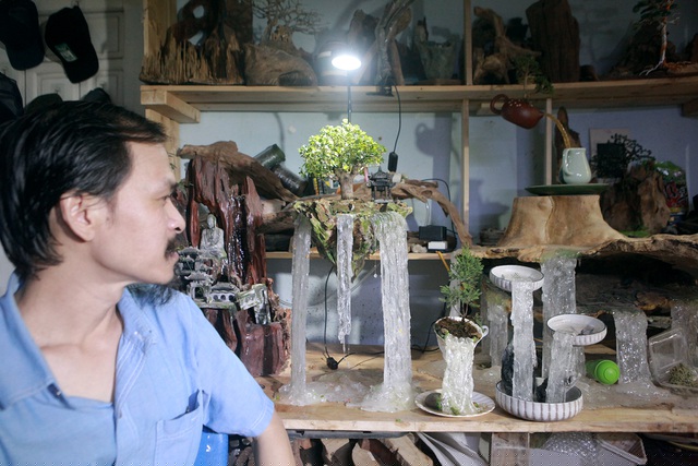 Tác phẩm lớn nhất anh làm xong cách đây gần một tuần là tác phẩm “đảo bay” – nó cao khoảng 40cm, mô phỏng một hòn đảo bay trong những bộ phim viễn tưởng