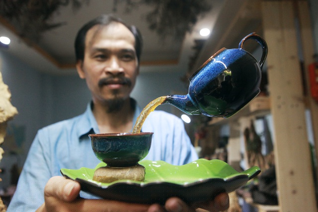 Tác phẩm ấm trà họa bì của Bát Tràng, nhìn như  đang rót nước rất là tự nhiên