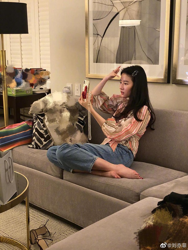 Nữ diễn viên xinh đẹp chụp ảnh bằng camera thường. 