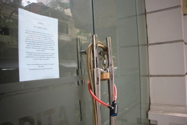 Những tờ giấy thông báo tạm dừng hoạt động được dán trước cửa các khách sạn.