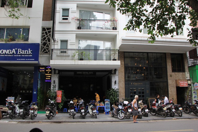 Khu vực sảnh của một khách sạn đã được người dân sử dụng để bán hàng nước vì đóng cửa lâu ngày.