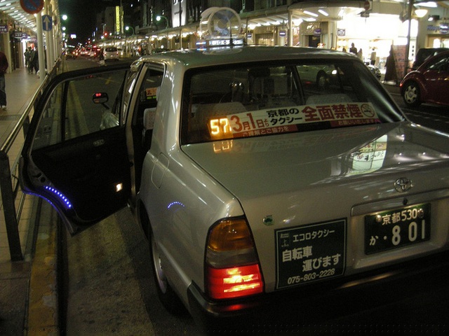 Taxi c&oacute; thể tự động mở cửa sau để kh&aacute;ch thuận tiện ra, v&agrave;o.