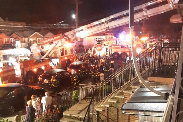 Ngay sau khi đám cháy xảy ra, các nhân viên cứu hộ đã nhanh chóng đến ứng cứu. Ảnh: NYP