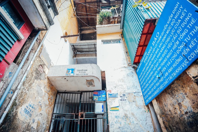 Biển báo cảnh báo nguy hiểm của tòa nhà G6A Khu tập thể Thành Công (quận Ba Đình, Hà Nội). Ảnh: Vũ Đức Anh