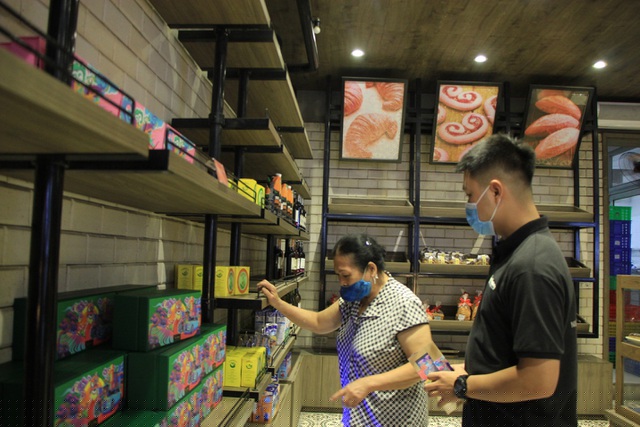 Nhiều người vẫn lựa chọn bánh Trung thu nhân thập cẩm để thưởng thức và biếu quà