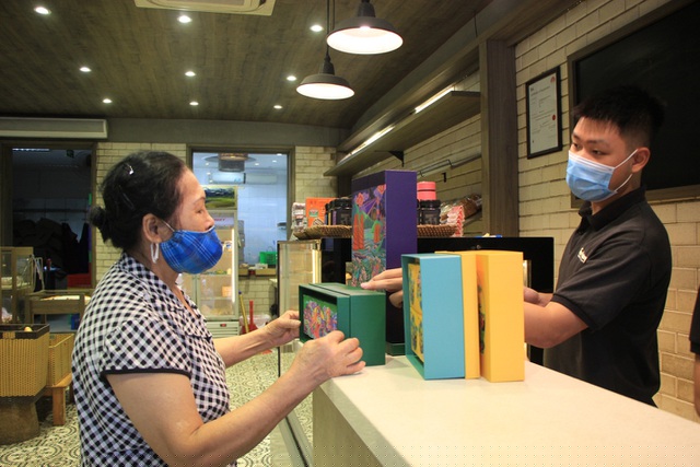 Các cửa hàng luôn tuân thủ đeo khẩu trang nghiêm ngặt để bảo vệ sức khỏe người dùng trong đại dịch COVID-19