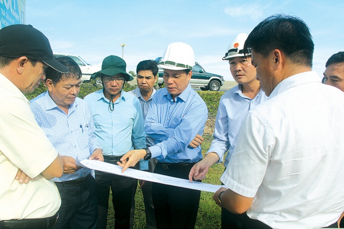 Thứ trưởng Nguyễn Ngọc Đông và đoàn công tác kiểm tra hiện trường dự án cao tốc Vĩnh Hảo - Phan Thiết chiều 9/9/2020. Ảnh: Vĩnh Phú