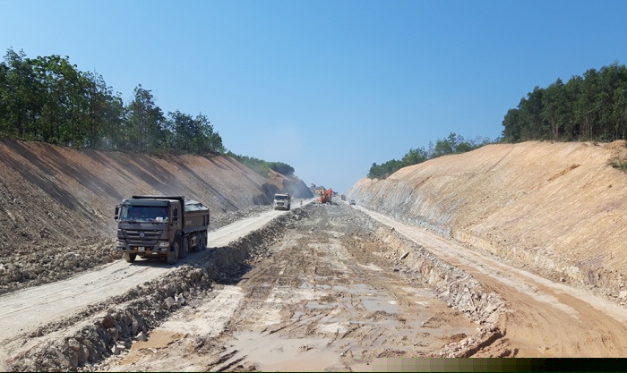 Thi công cao tốc Cam Lộ - La Sơn. Ảnh: Duy Lợi