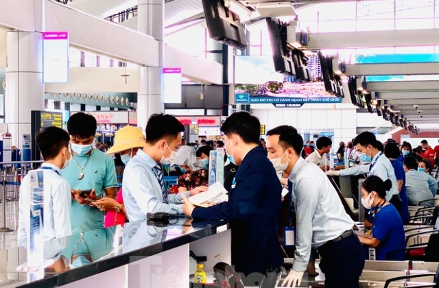 Sân bay Nội Bài sôi động trở lại sau kỳ nghỉ 'COVID -19'