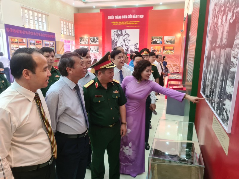 Các đại biểu tham quan triển lãm ảnh.