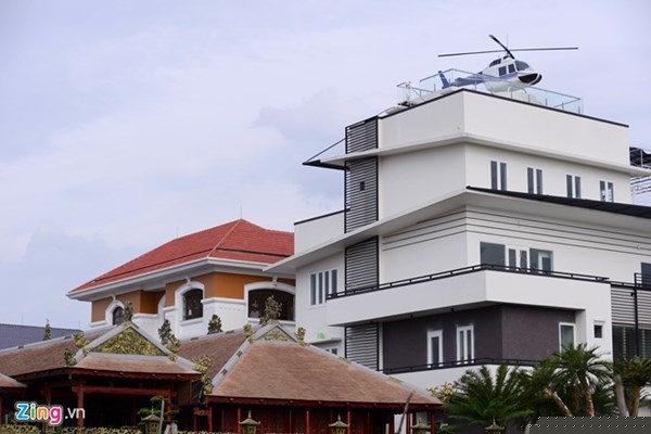 Chiếc máy bay mô hình được Bùi Xuân Thành thiết kế đậu trên nóc biệt thự khiến người dân khu vực xôn xao về độ ăn chơi của đại gia này. Ảnh Internet.
