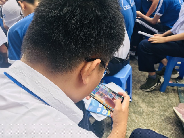 Trong một chuyên đề giáo dục ý nghĩa nhưng hầu hết học sinh ngồi dưới bận... sử dụng điện thoại 