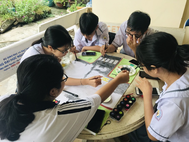 Học trò phải rất kỷ luật, kiểm soát được việc sử dụng điện thoại mới có thể có những buổi học nhóm hiệu quả (Ảnh minh họa)