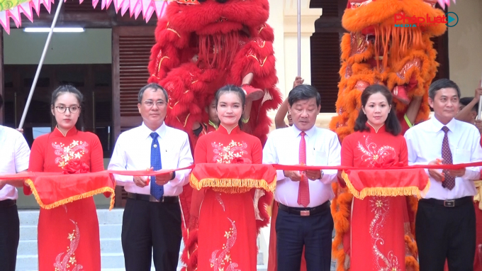 Ông Trần Văn Nam – Bí thư Tỉnh ủy tỉnh Bình Dương cắt băng khánh thành các công trình chào mừng Đại hội Đảng bộ tỉnh Bình Dương lần thứ XI.