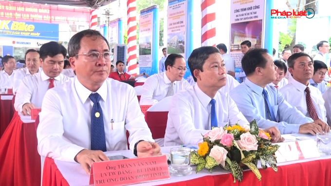 Các đại biểu tham dự buổi lễ khánh thành.